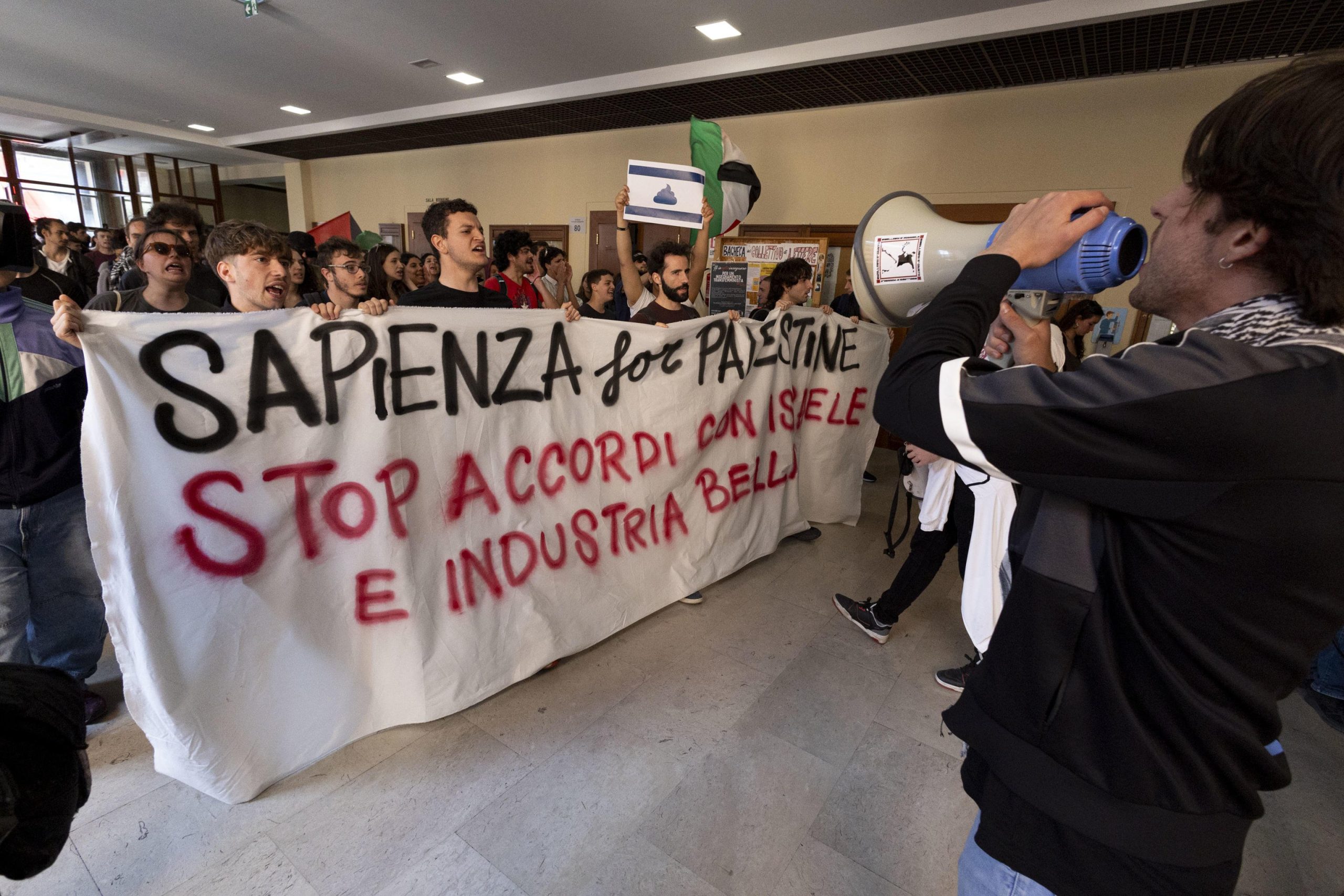 Condannati, pericolosi, professionisti della protesta. Ecco la «bella gioventù» della Sapienza