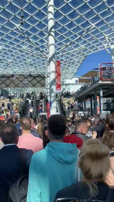 La ressa all’ingresso della Fiera per il Salone del Mobile | video