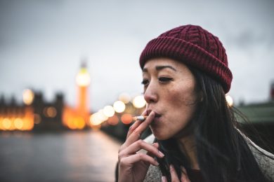 Uk, stretta anti-fumo: «I nati dal 2008 non potranno acquistare sigarette»