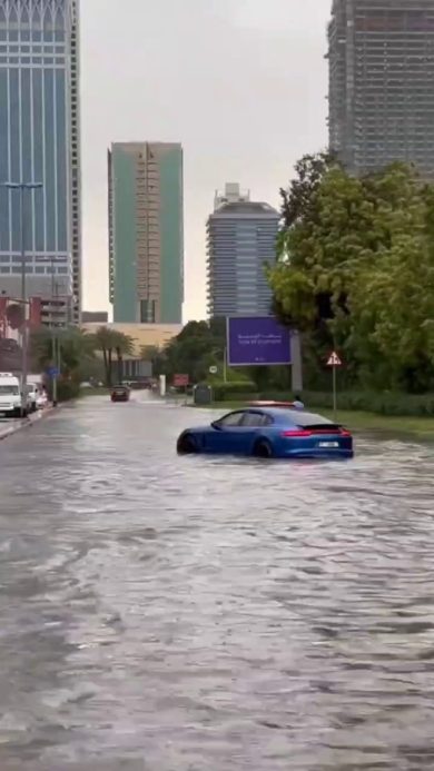 Forti piogge causano inondazioni a Dubai | video
