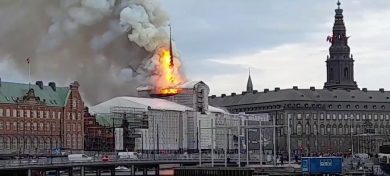 Copenhagen: incendio alla vecchia Borsa. Crolla la guglia | video