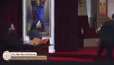 Sidney, vescovo accoltellato da un assalitore mentre celebra I video