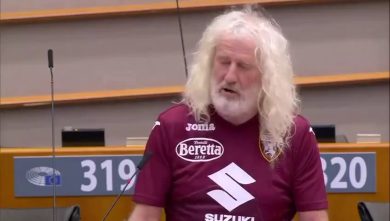 Deputato irlandese al Parlamento europeo: “Juve merda, forza Toro” I video