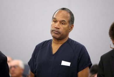 È morto O.J Simpson, attore ed ex star del football americano. Aveva 76 anni