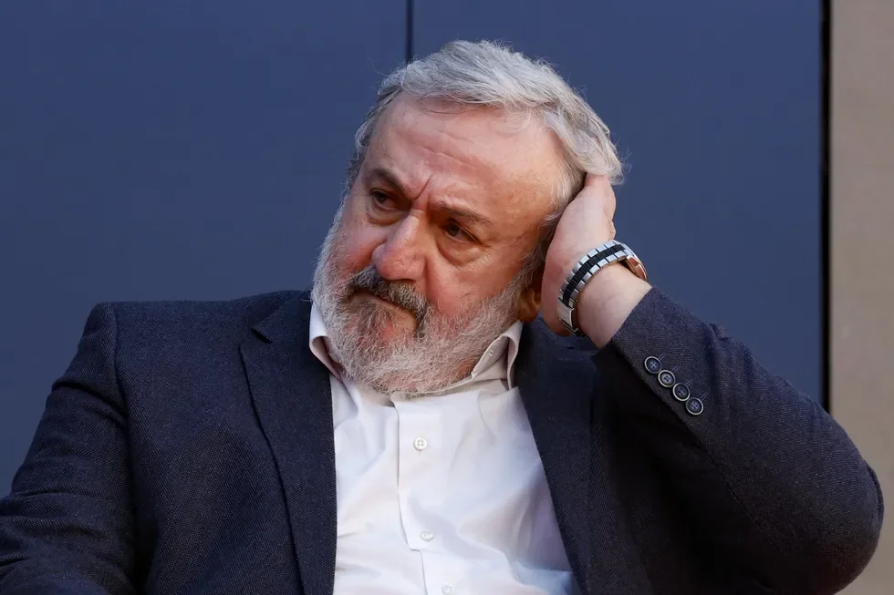 Emiliano tira dritto nonostante tutto. Il piano per il super porto «cinese»