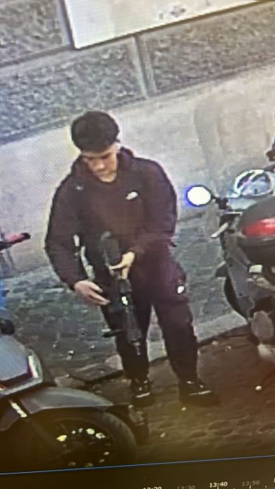 Giovane in giro per strada a Roma con un fucile in mano
