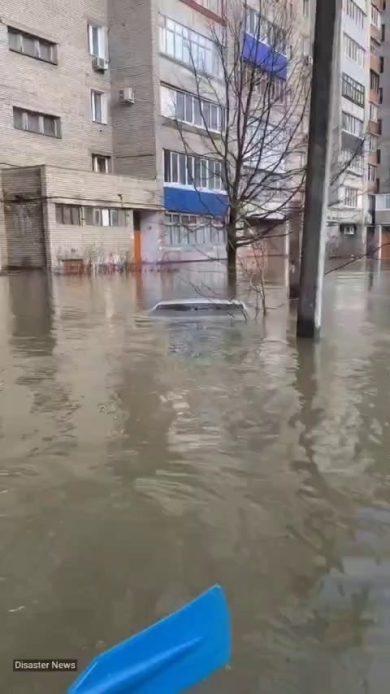Si rompe diga; inondazioni ad Orsk, Russia | video