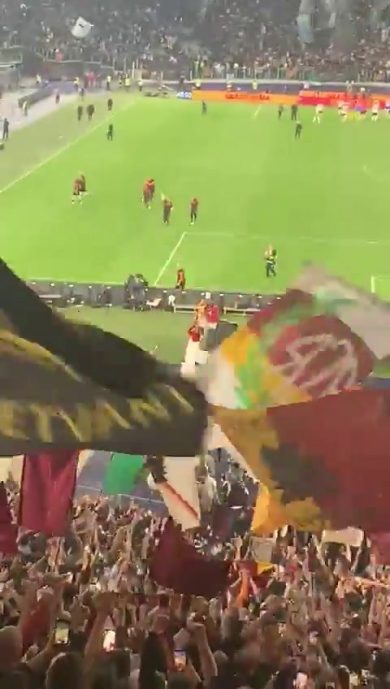 Mancini, festa derby con polemica: sventola bandiera della Lazio con ratto I video