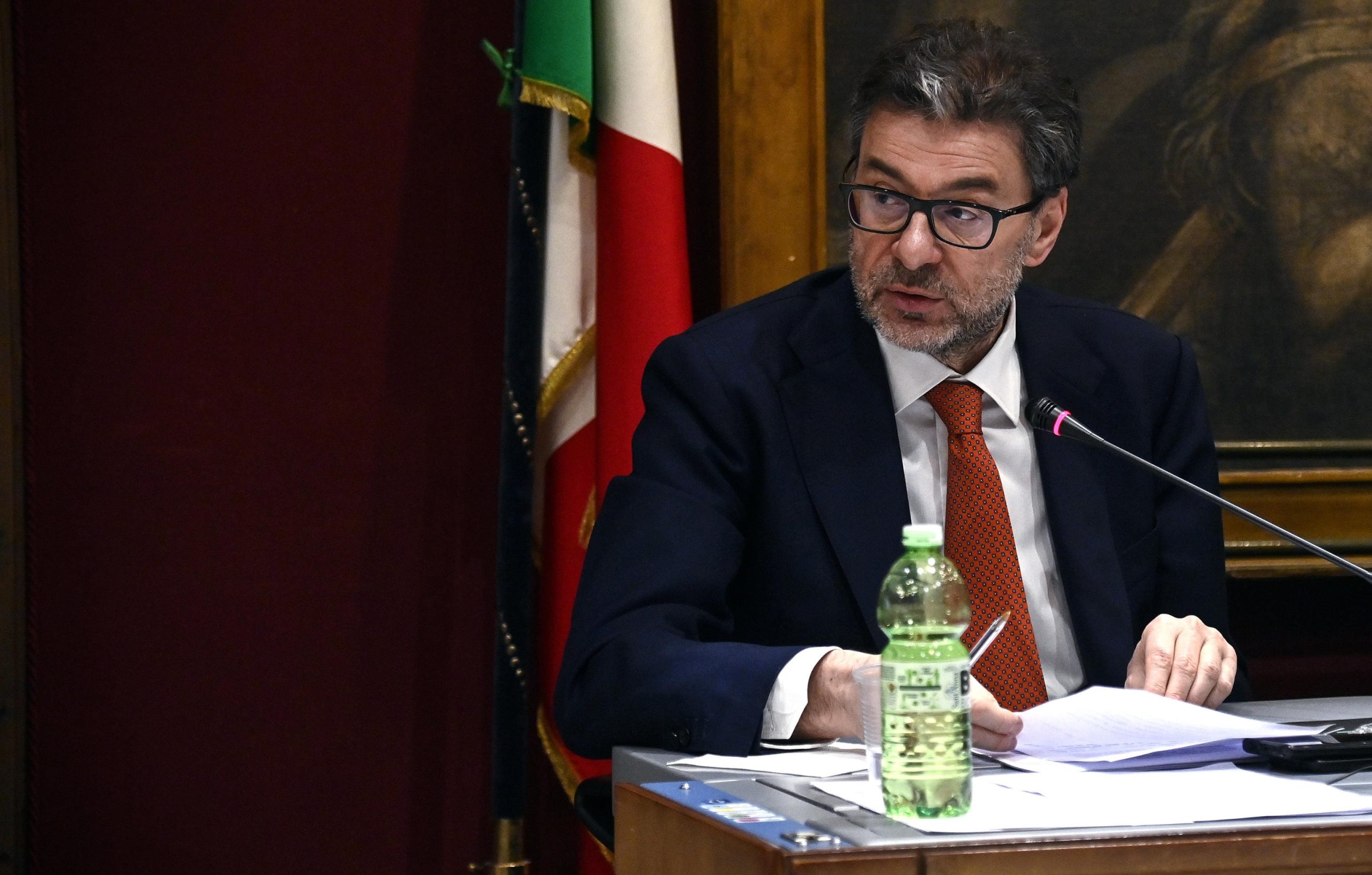 La Ue ci ha messo nel mirino per il debito, ma niente panico