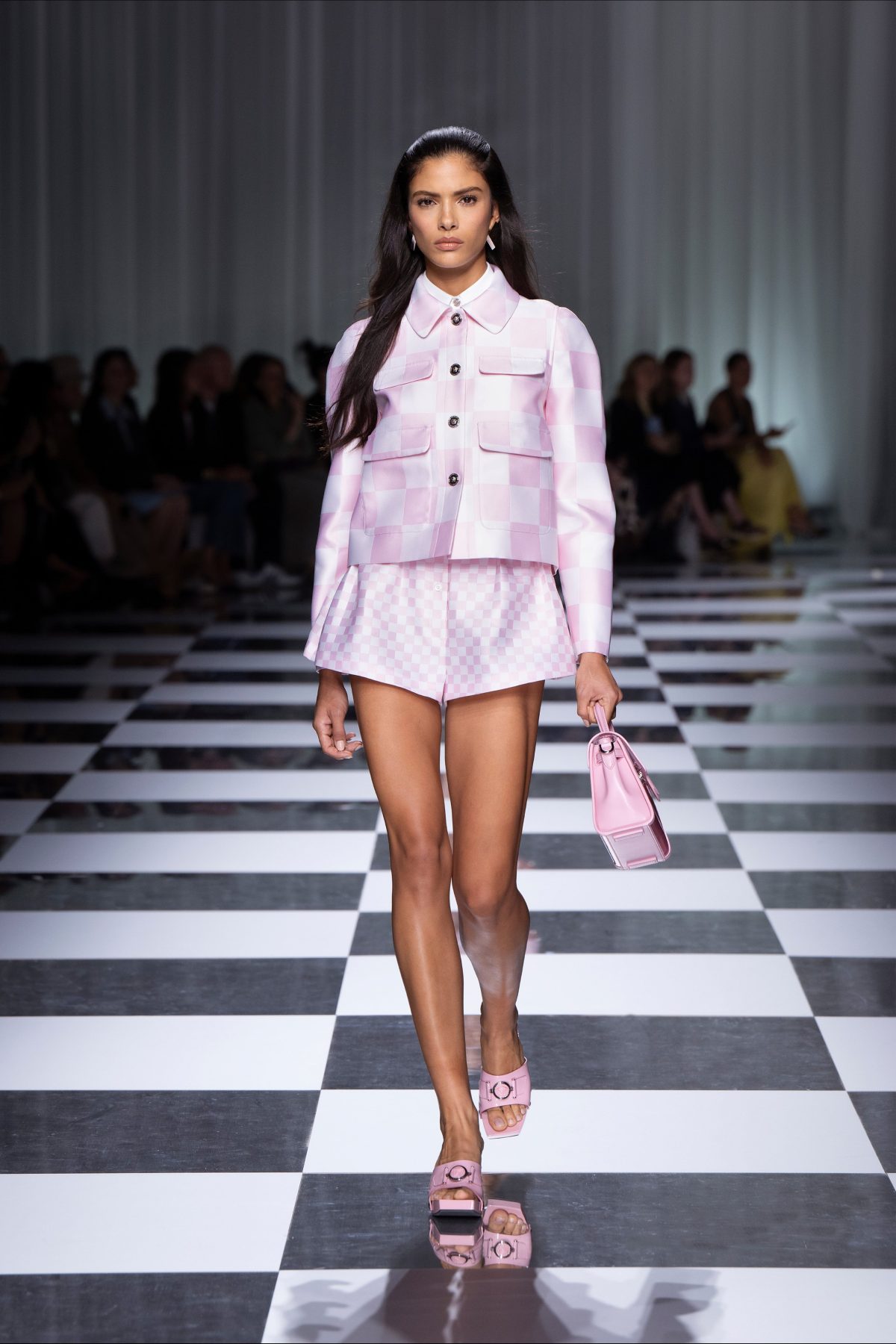 Galleria foto 'Mini mania: shorts e gonne must have del periodo' - foto 6