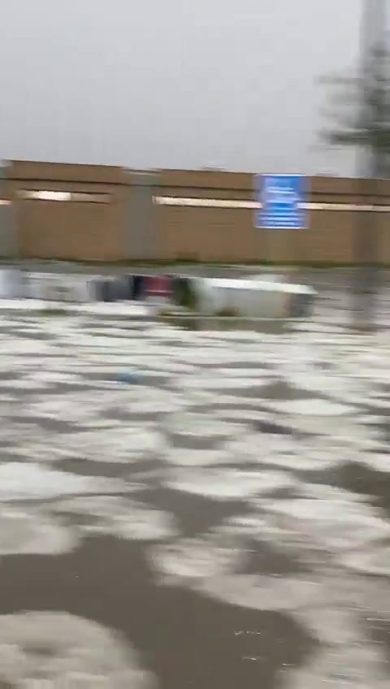 Arabia Saudita, grandinate ed inondazioni a Taif | video