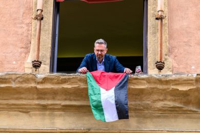 Il Comune di Bologna espone la bandiera della Palestina. Il sindaco: “Doveroso prendere posizione”