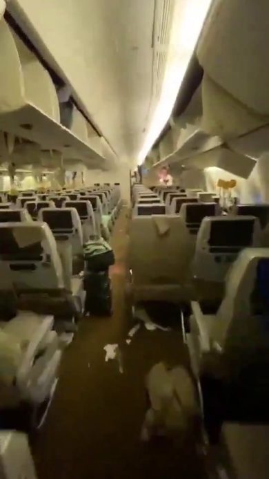 Turbolenza su un volo della Singapore Airlines: 1 morto e 30 feriti | video
