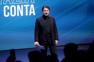 Conte, l’uomo del «gratuitamente» sbugiardato sui soldi del Pnrr