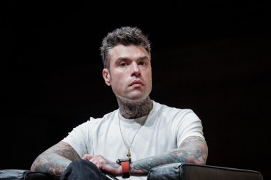 Fedez: peggiora il suo stato si salute. Annullata la partecipazione a “Da vicino nessuno è normale”