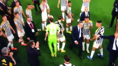Allegri manda via Giuntoli dalla festa per la Coppa Italia | video