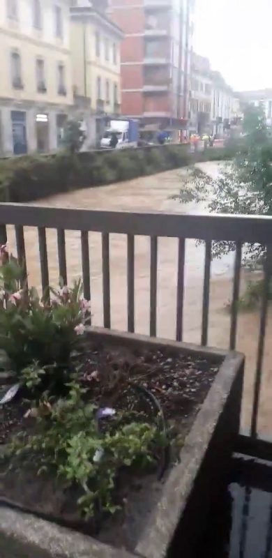 La piena del Lambro in centro a Monza | video