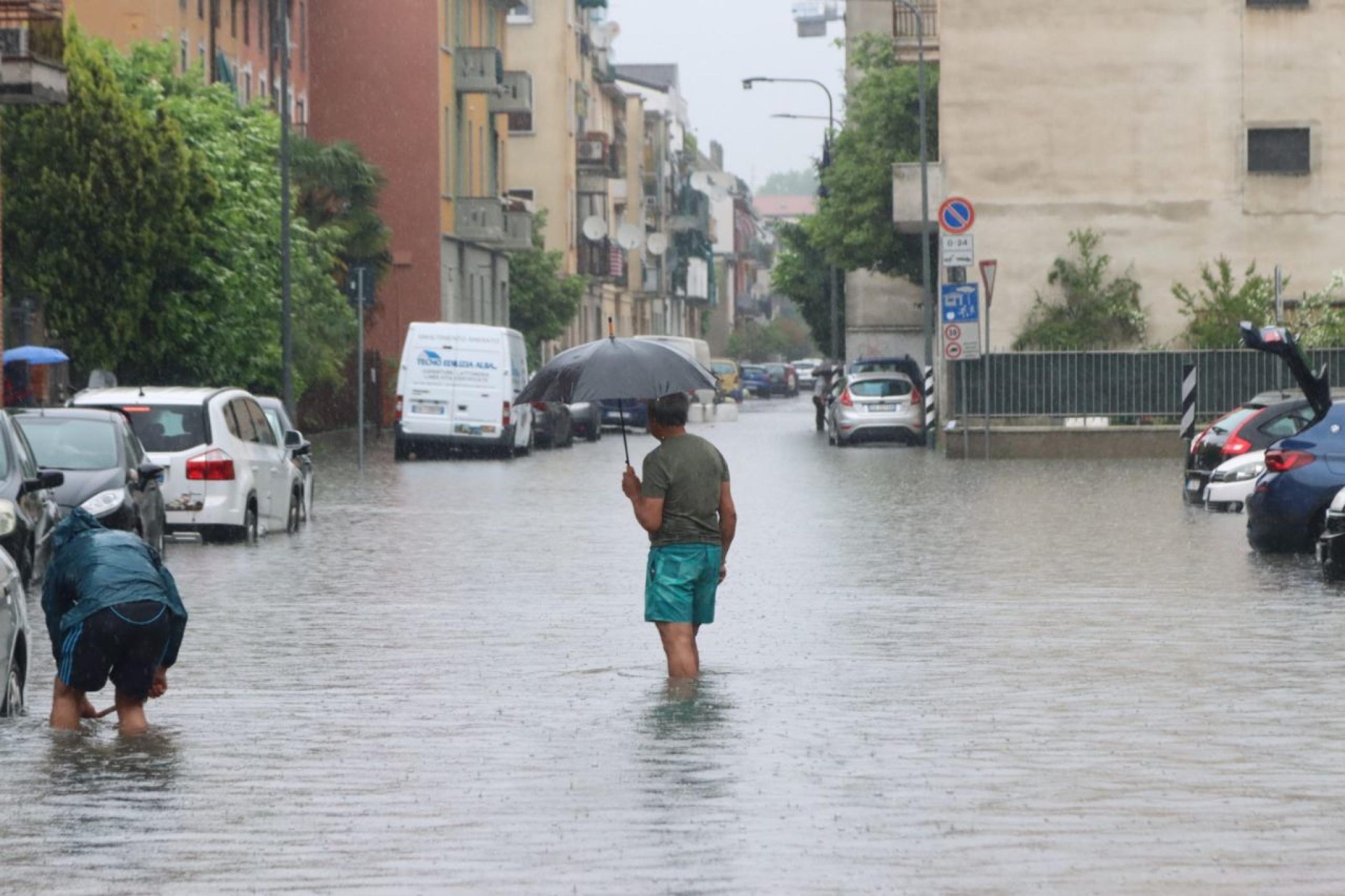 Maltempo: a Milano esondazioni, traffico in tilt e disagi per i pendolari Maltempo: a Milano esondazioni, traffico in tilt e disagi per i pendolari