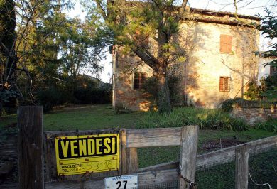 Tassi alti, frenata nel mercato immobiliare e crollano i mutui (-26%)