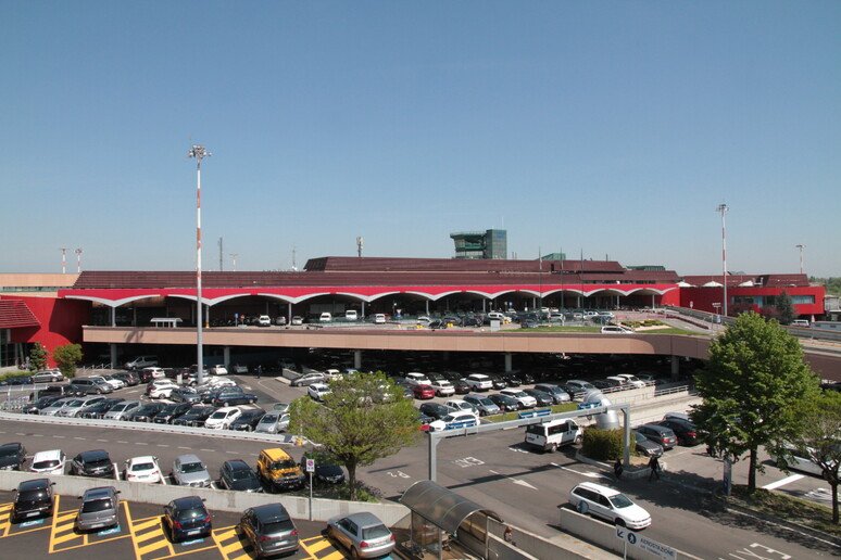 Emergenza Sicurezza: Aeroporto di Bologna chiuso per il ritrovamento di una pistola in una valigia Emergenza Sicurezza: Aeroporto di Bologna chiuso per il ritrovamento di una pistola in una valigia