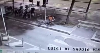 Milano, poliziotto spara a un egiziano che lanciava pietre contro gli agenti | video