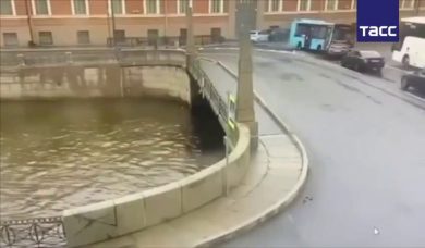 San Pietroburgo: autobus finisce nel fiume | video