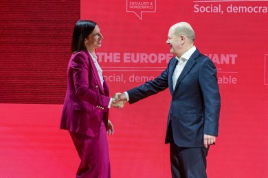Schlein, come Letta nel 2022, in ginocchio dalla Germania prima del voto