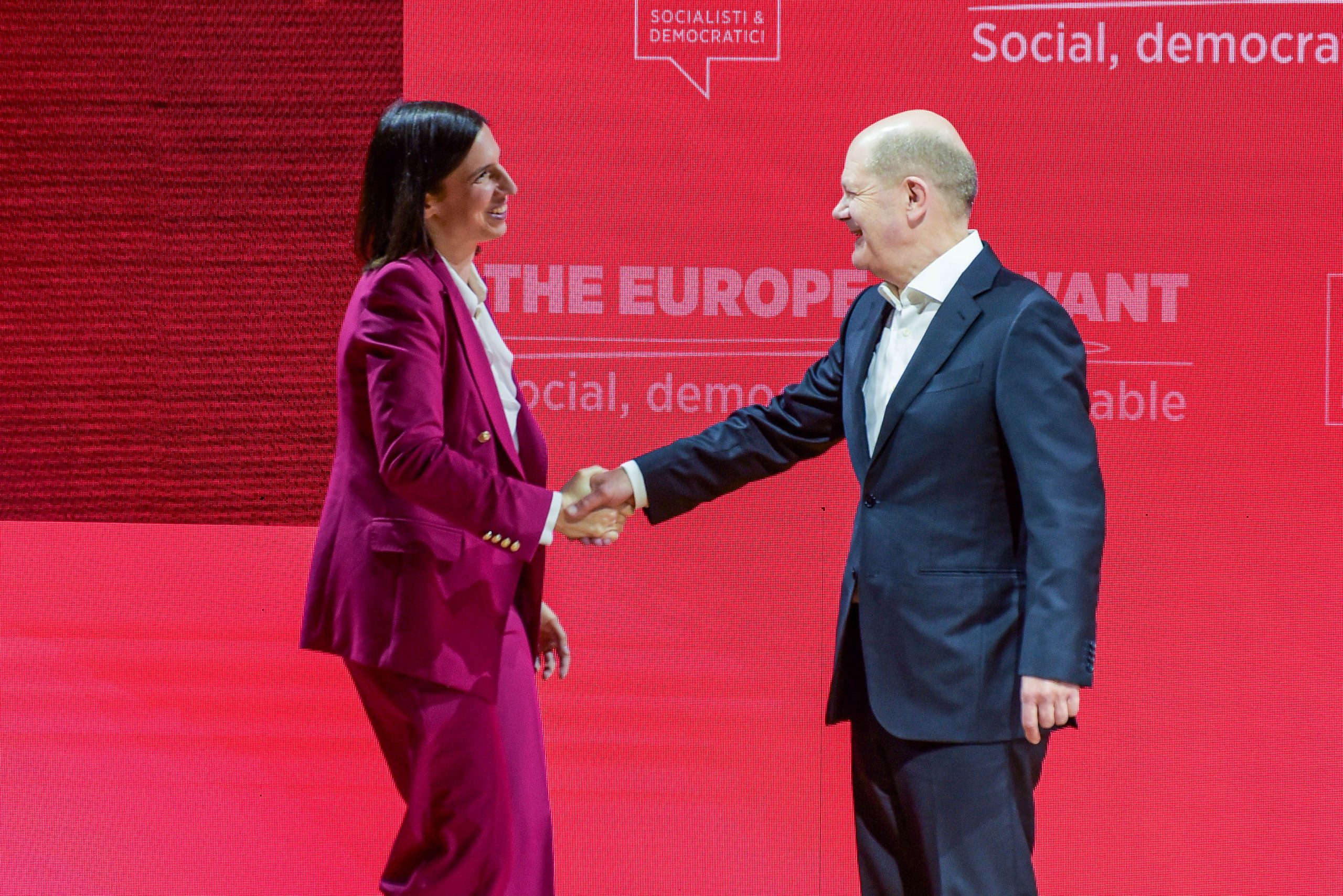 Schlein, come Letta nel 2022, in ginocchio dalla Germania prima del voto