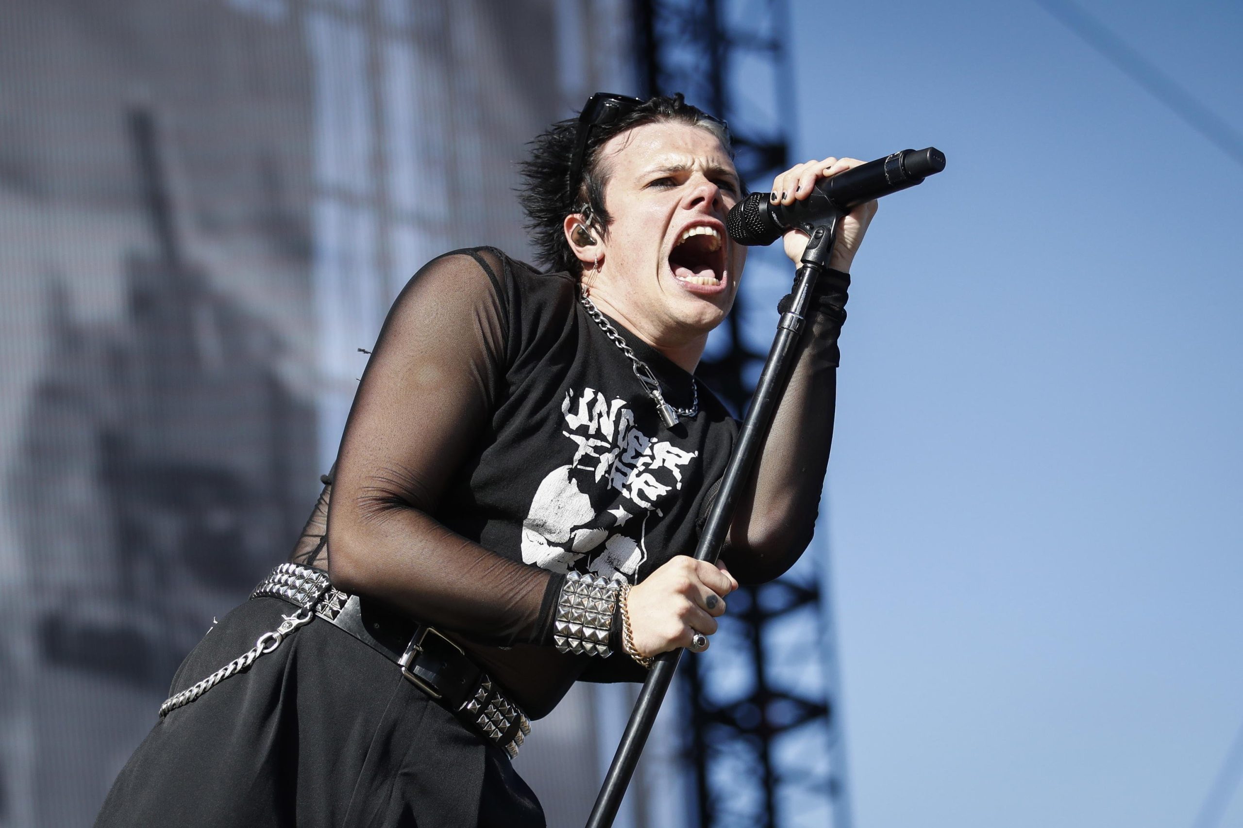 Yungblud fa la cover di I was made for lovin’ you e i Kiss applaudono Yungblud fa la cover di I was made for lovin’ you e i Kiss applaudono