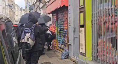 Manifestanti pro Palestina assaltano negozi a Parigi | video