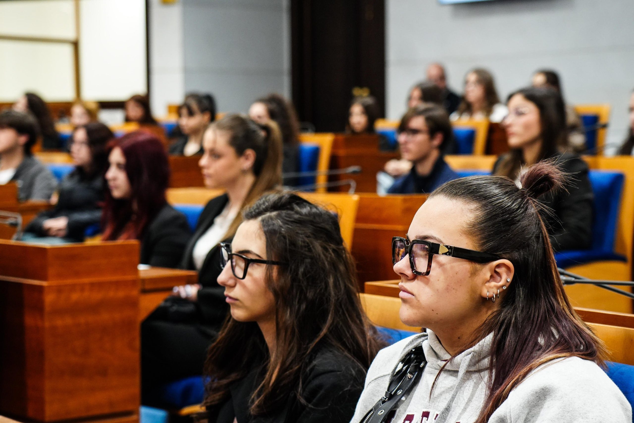 Giovani e voto, un rapporto difficile: «Vogliamo la politica nelle scuole»