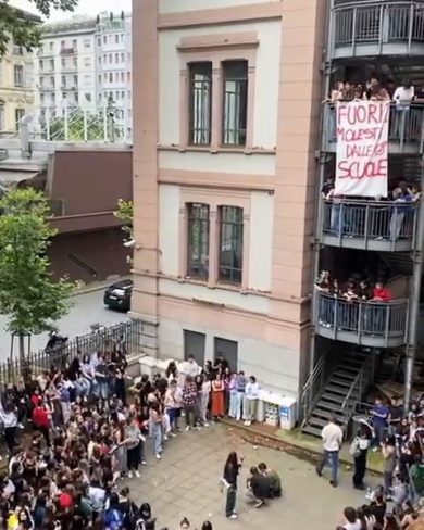 Presunta molestia al liceo Tenca di Milano; gli studenti protestano in cortile | video
