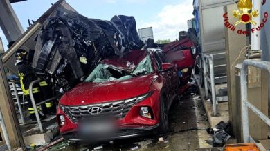 Tre morti e feriti in un incidente al casello autostradale sulla A12