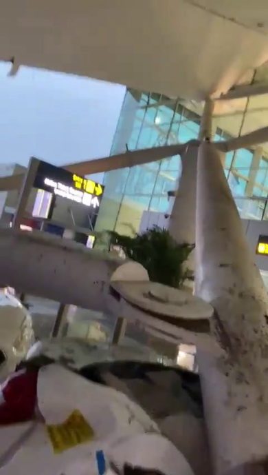 Maltempo: crolla parte del tetto all’aeroporto di Nuova Delhi in India | video