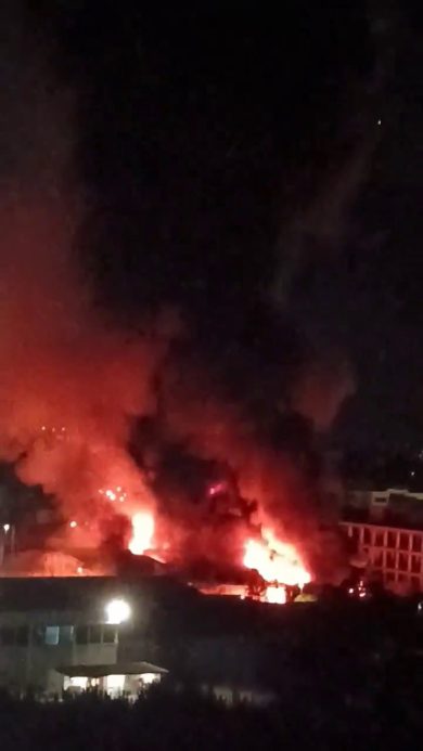 Roma, a fuoco un capannone. Il fumo invade la città | video