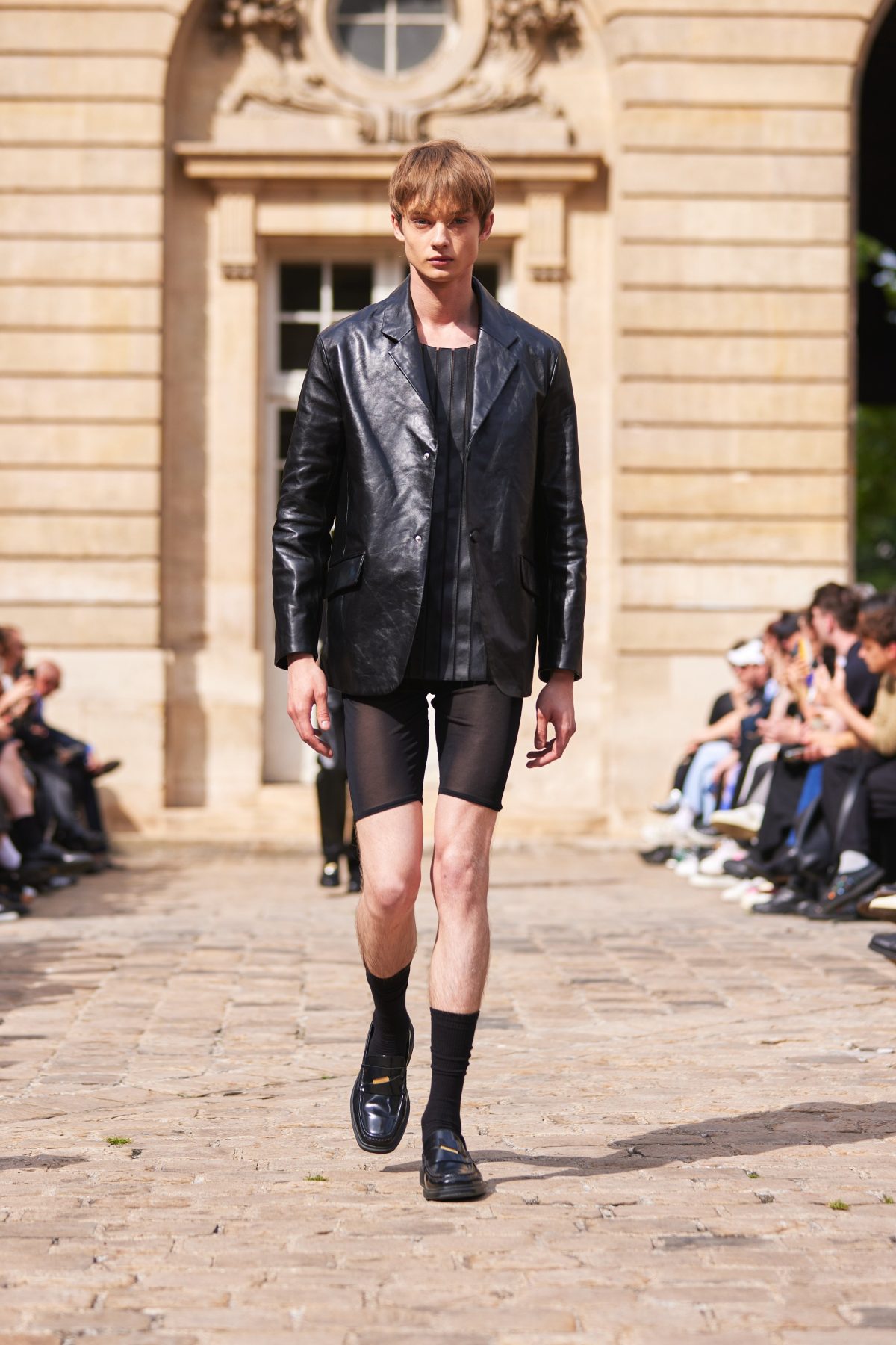 Galleria foto 'Cosa ci ha lasciato la seconda giornata di Paris Fashion Week?' - foto 31