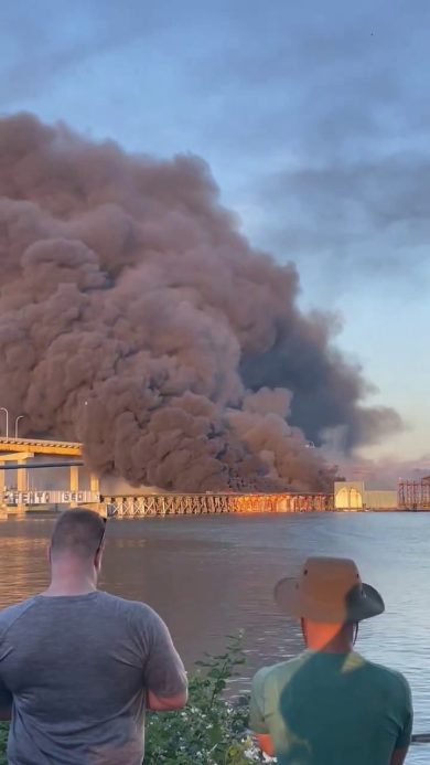 Una densa nube di fumo nero copre Richmond in Canada | video