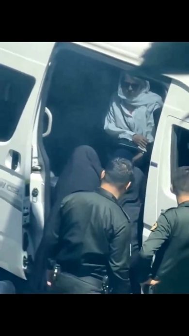 Iran: La polizia morale arresta una donna | video