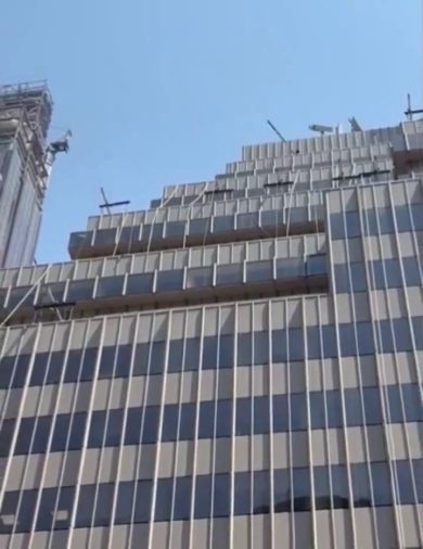 New York: lancia mobili da un palazzo | video