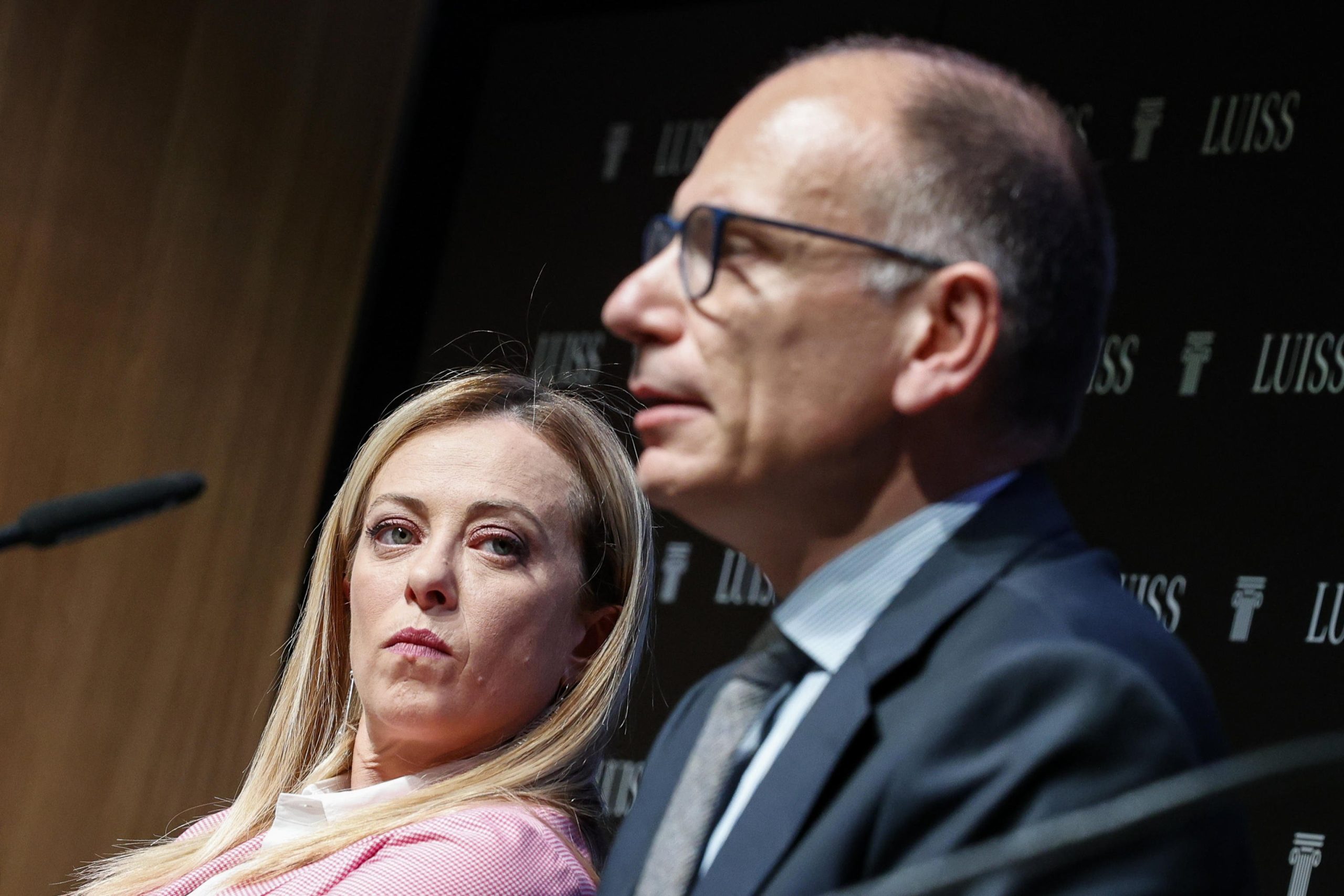 Alla sinistra tocca chiedere una mano alla destra per riproporci Enrico Letta