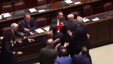 Rissa alla Camera, colpito Donno, deputato M5s | Video