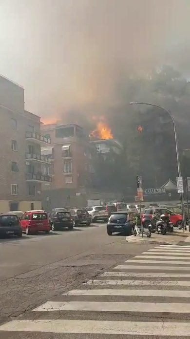 Roma, grave incendio in zona Monte Mario. Evacuata la sede Rai I video