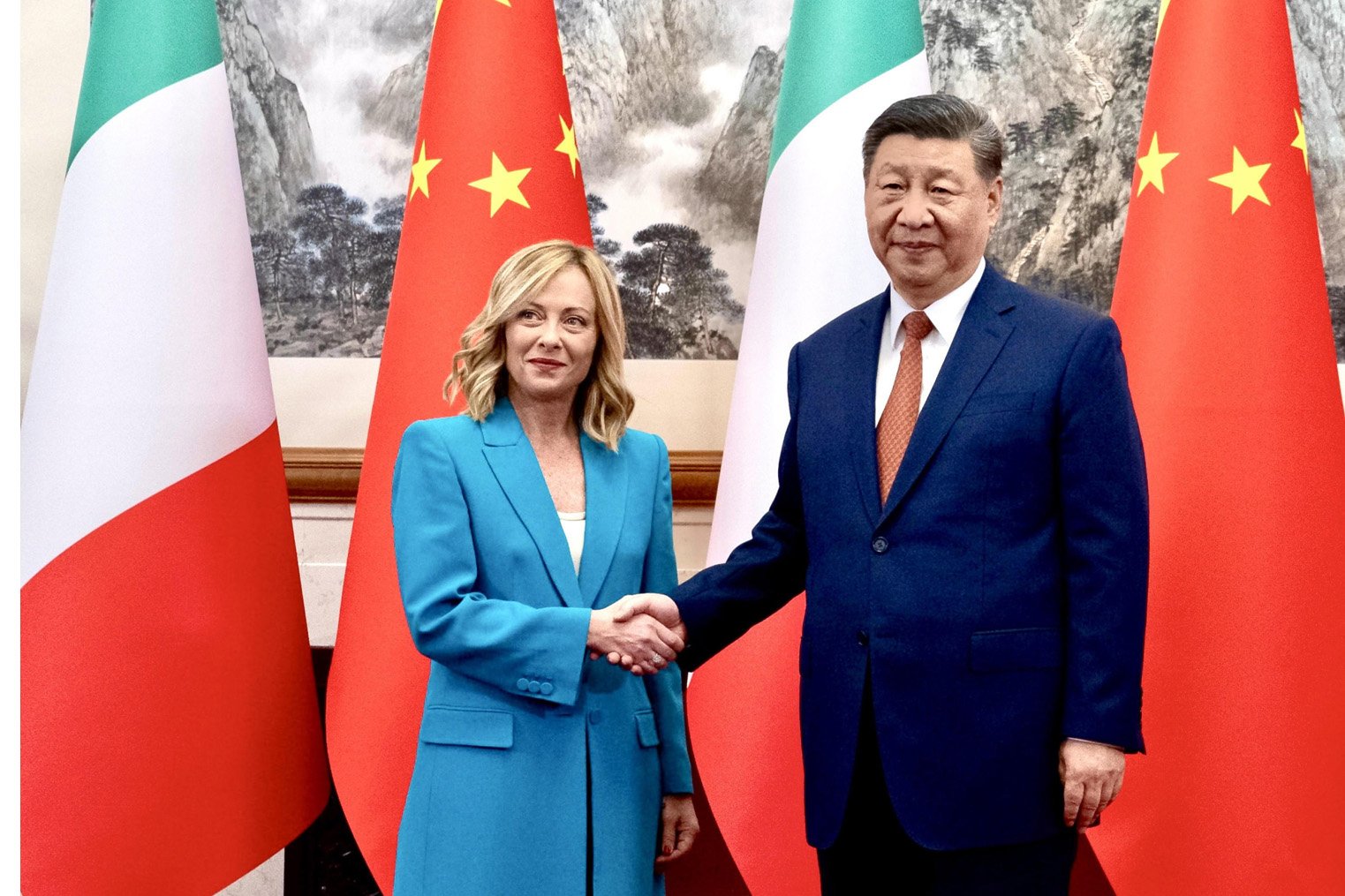 La Meloni in Cina con un piede, ma con l’altro resta nell’Atlantico