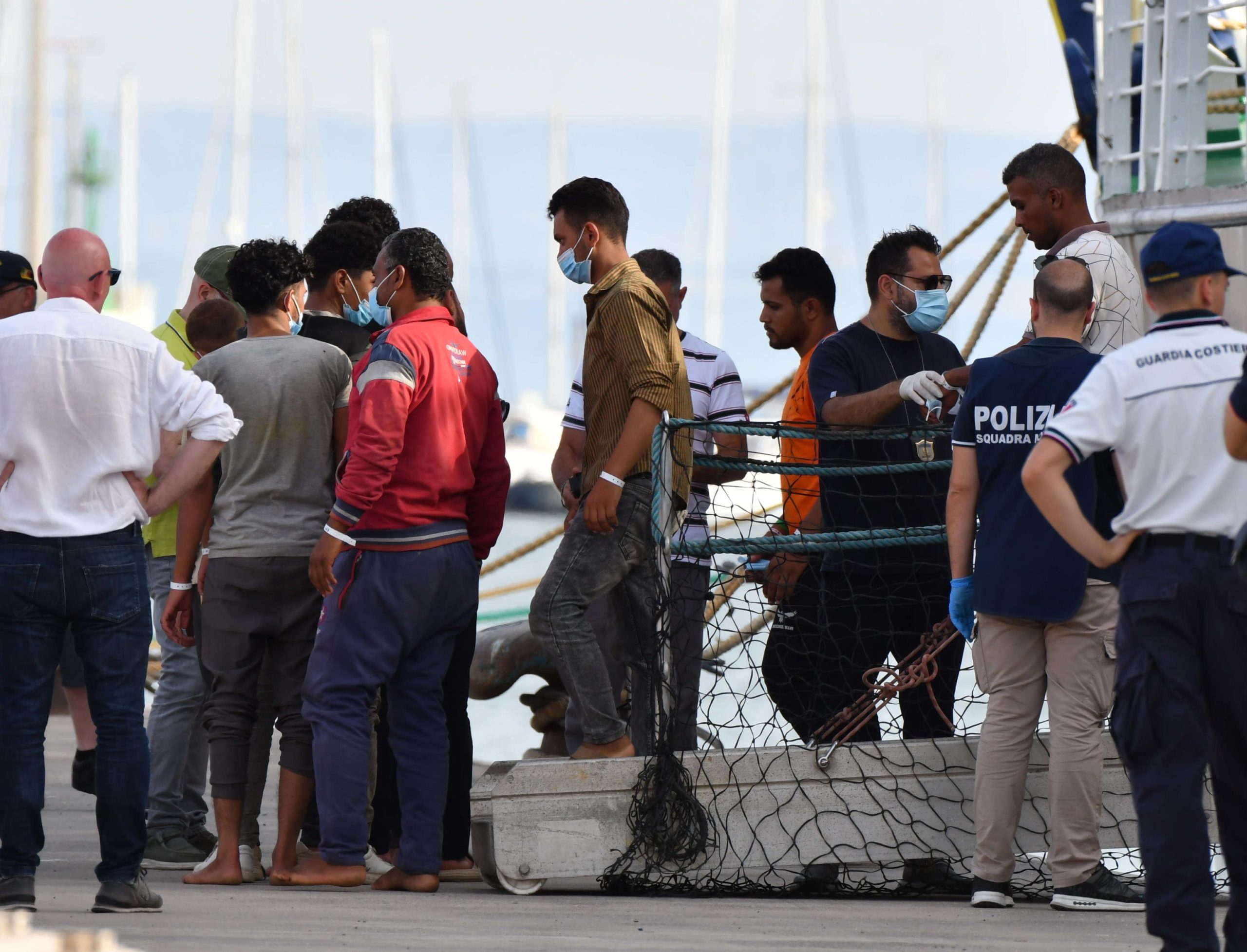 Migranti, la stretta del governo funziona: sbarchi in Italia in calo