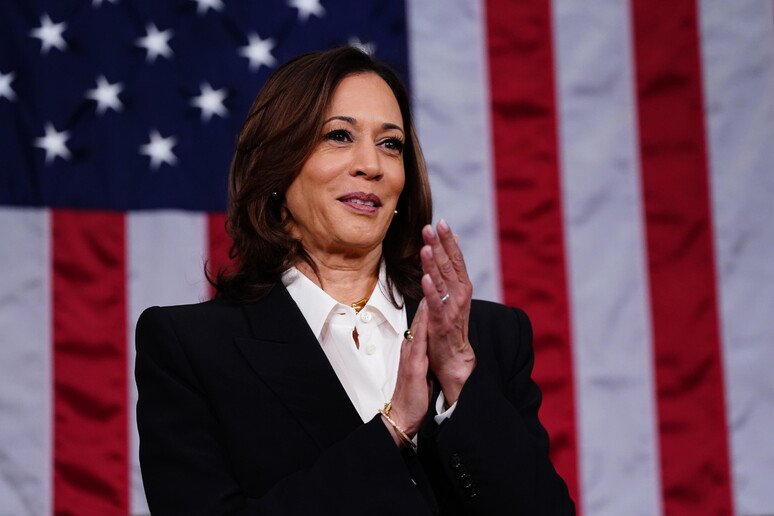 Kamala Harris: la vicepresidente conquista la curiosità dei social