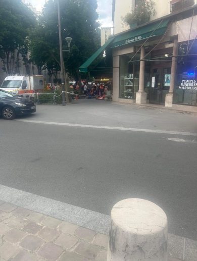 Auto si schianta su un dehor nel quartiere Père-Lachaise a Parigi