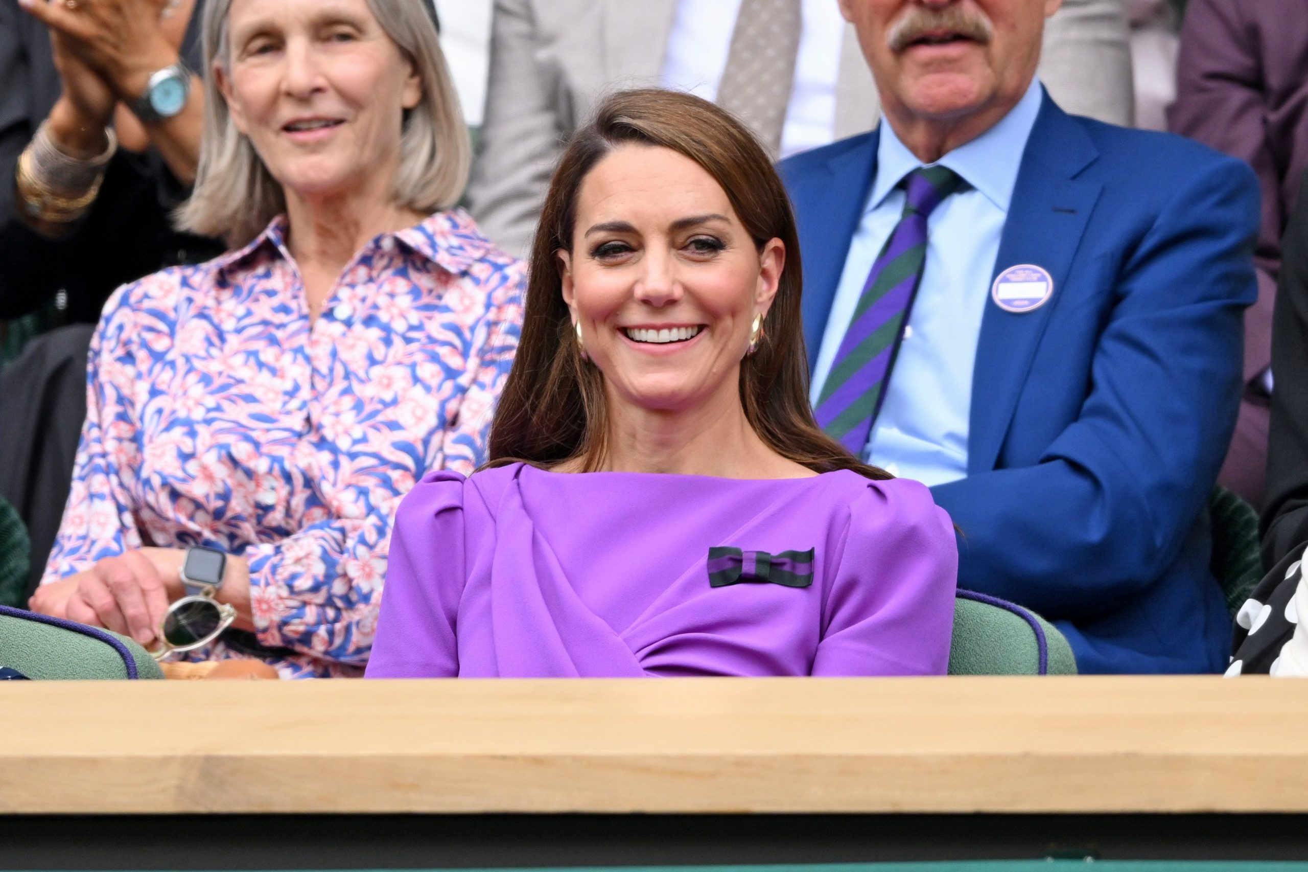 Kate a Wimbledon in un vibrante abito viola