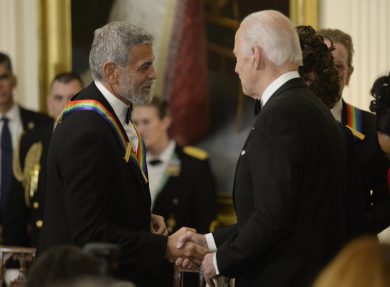 George Clooney chiede a Biden di ritirarsi. Ma due settimane fa a cena con il presidente…