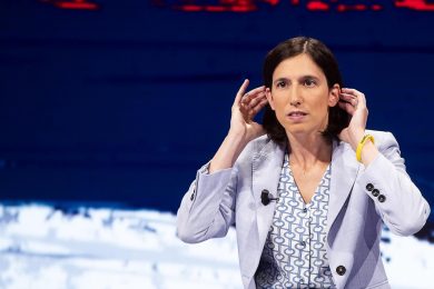 Italia, un’auto con troppi aspiranti guidatori