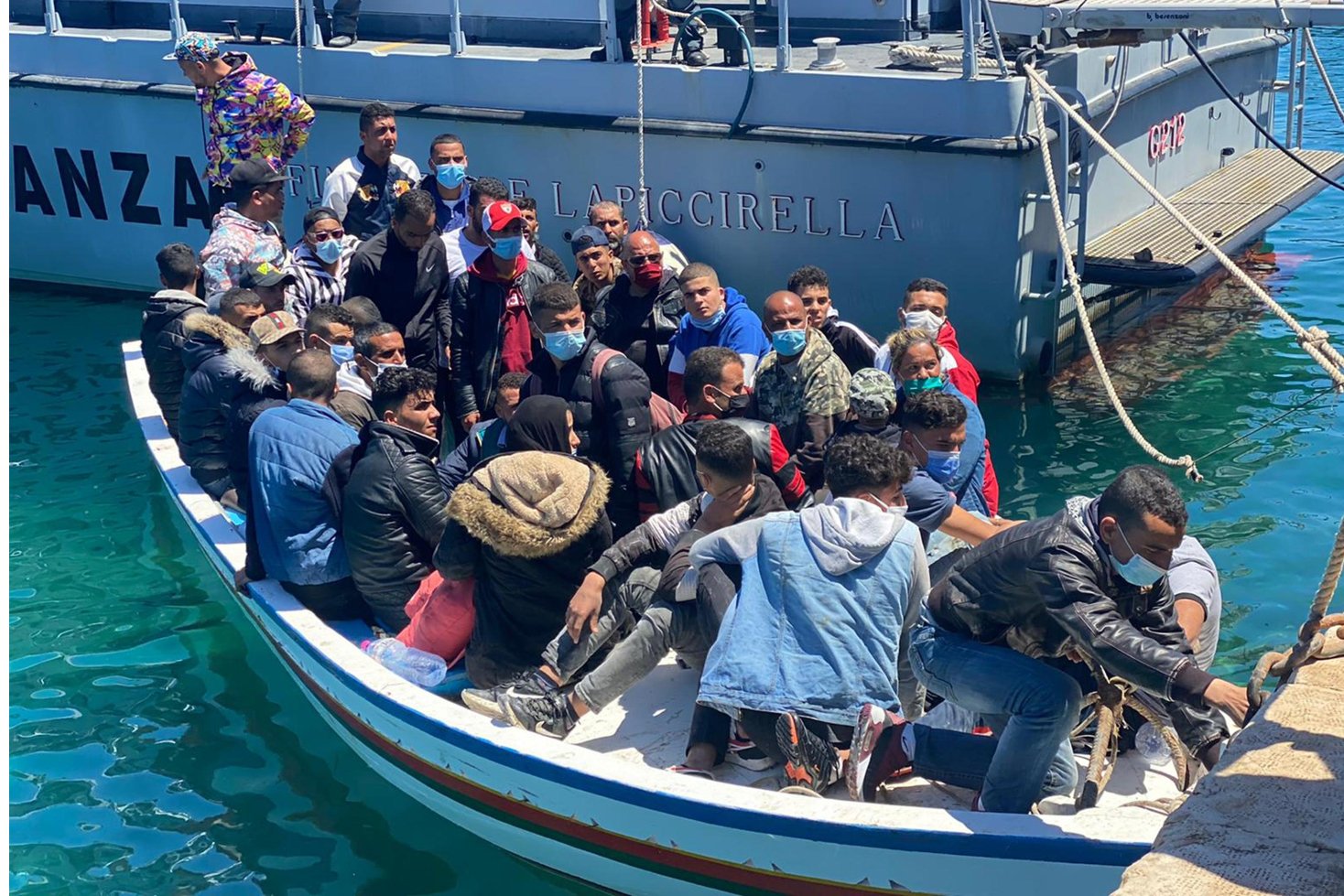 Mentre i giudici bloccano il decreto Cutro, il Papa insiste sul recupero dei migranti